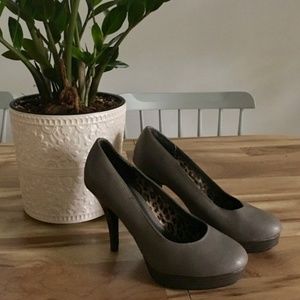 Gray leather platform pump
